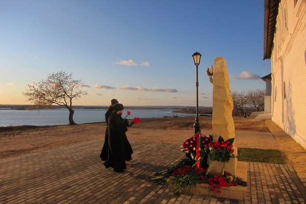 Памятник иуде в свияжске фото